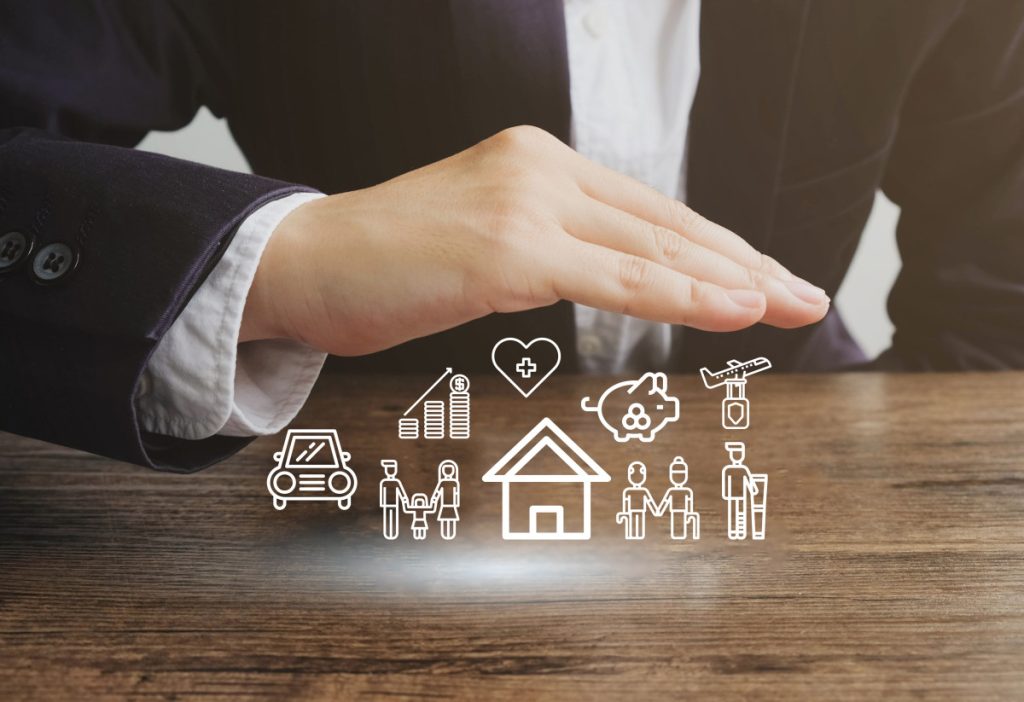 Main protégeant symboles de sécurité et assurance.